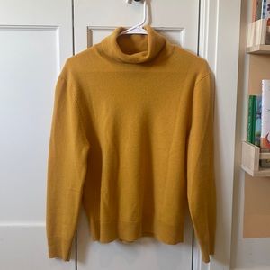 Mustard turtleneck Uniqlo